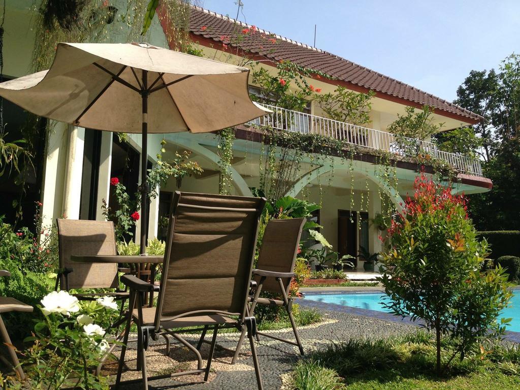 The Garden Family Pensión Bogor Exterior foto
