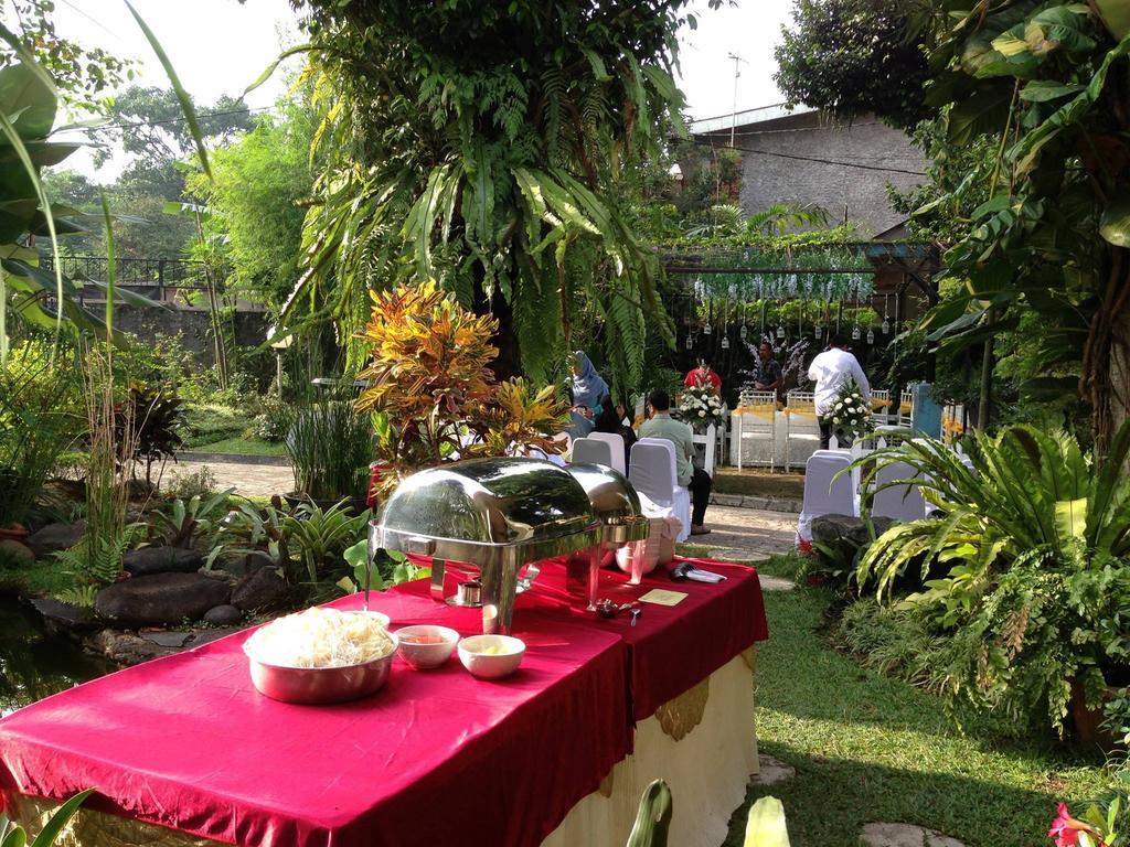 The Garden Family Pensión Bogor Exterior foto