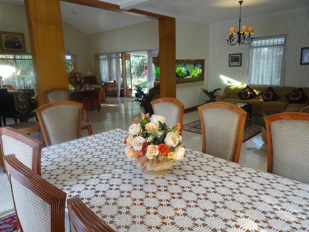 The Garden Family Pensión Bogor Exterior foto